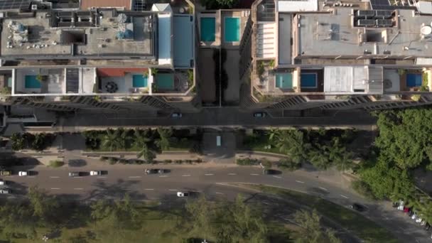 Langzaam Aan Steun Luchtfoto Van Residentiële Flatgebouwen Woonachtig Gedeeltelijk Uitgesneden — Stockvideo