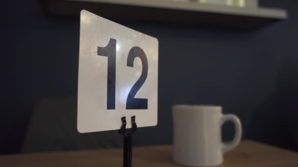 在咖啡店展示数字12的桌上标牌 — 图库视频影像