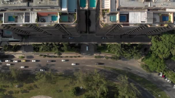 Letecký Pohled Shora Dolů Výškový Bytový Komplex Zobrazující Auta Projíždějící — Stock video