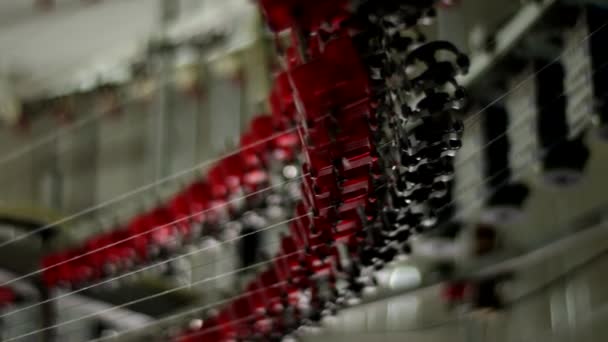 Bavlněné Nitě Procházejí Ozubenými Koly Automatizovaného Stroje Pletení Bavlny Textilní — Stock video