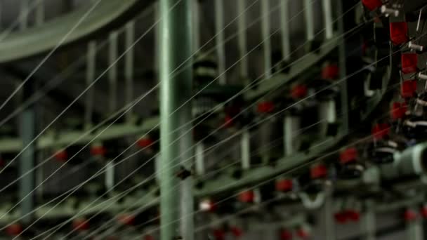 Automaty Pletení Bavlny Provozu Četnými Bavlněnými Nitěmi Vtaženými Dovnitř Textilní — Stock video