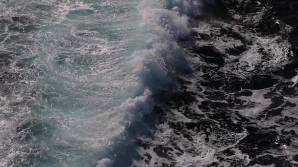 Statische Nahaufnahme Zeitlupe Von Kreuzfahrtschiff Für Den Ozean Die Wütende — Stockvideo