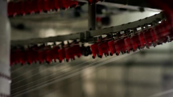 Bavlněné Nitě Procházejí Ozubenými Koly Automatizovaného Stroje Pletení Bavlny Textilní — Stock video