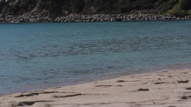 정적인 슬로우 모션은 과산의 바위에 파도를 배경을 이루고 이탈리아의 사르데냐 — 비디오