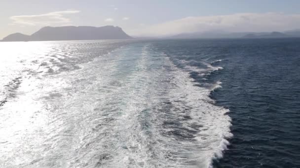 Pochylić Szeroki Slow Motion Strzał Oceanu Odległych Wysp Górskich Tle — Wideo stockowe