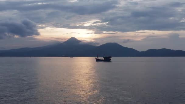 Vietnam Altın Günbatımı Manzarası Okyanusları Yansıtıyor Dağlar Geleneksel Balıkçı Teknesinin — Stok video