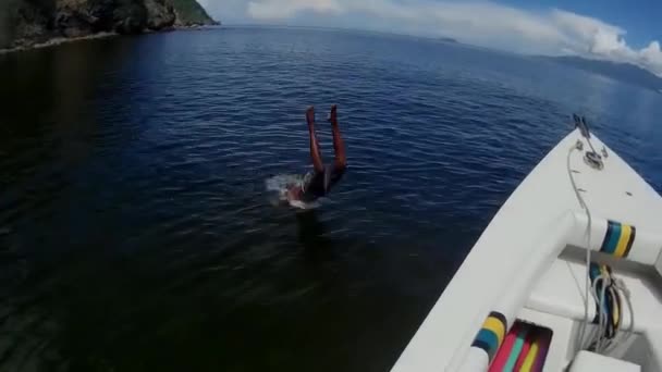 Venezuela Kıyılarından Mil Uzakta Bir Tekneden Atlayan Bir Insan — Stok video