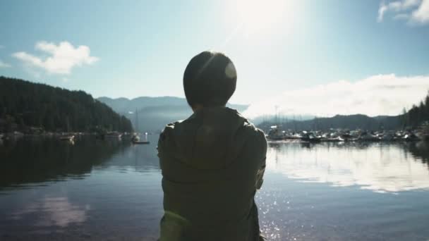 バンクーバーのディープコーブで晴れた日にマリーナと山を見ている女性 ブリティッシュ コロンビア州 — ストック動画