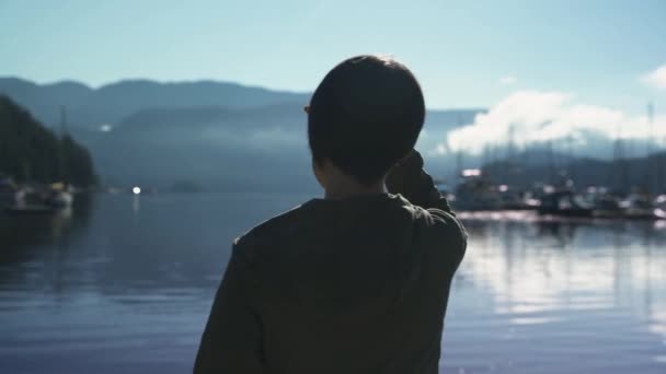 Silhouette Einer Frau Beim Blick Auf Einen Yachthafen British Columbia — Stockvideo