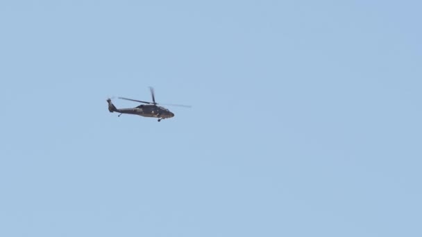 Movimiento Lento Helicóptero Militar Cierne Cielo Azul Sin Nubes Desde — Vídeos de Stock