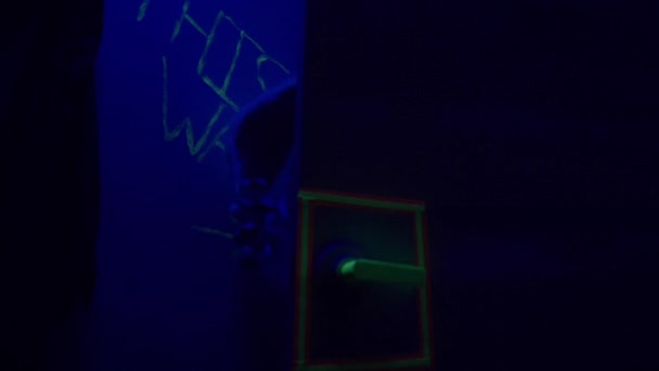 Cadılar Bayramı Boyunca Ürkütücü Bir Perili Evde Siyah Işıklar Flaş — Stok video