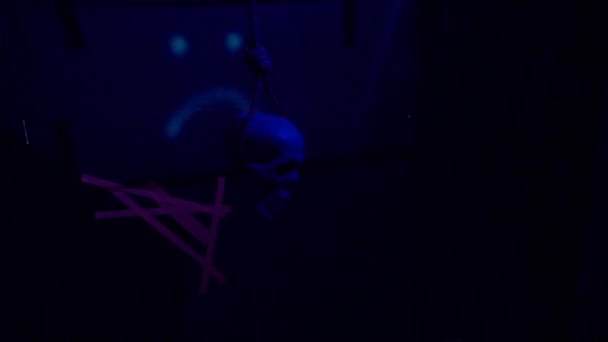 Uvnitř Strašidelný Strašidelný Dům Během Halloweenu Černými Světly Blesky Figuríny — Stock video