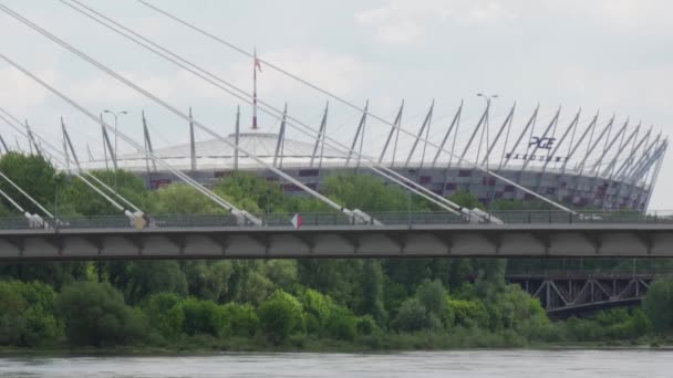 Vistula Köprüsünün Arkasındaki Varşova Ulusal Stadyumu Manzarası — Stok video