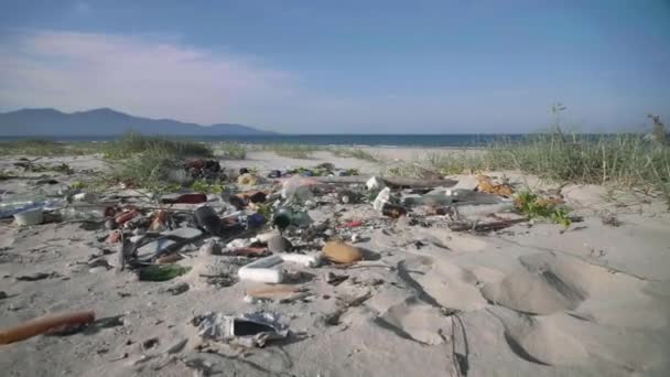 家庭塑料 瓶子和捕鱼设备的杂物垃圾污染了白色沙滩 — 图库视频影像