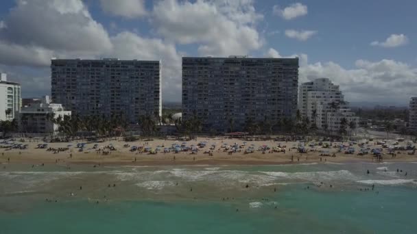 Aproximándose Condominios Gemelos Isla Verde Puerto Rico — Vídeo de stock