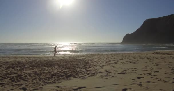 Silhueta Homem Correndo Praia Mais Bonita Portugal Odeceixe — Vídeo de Stock