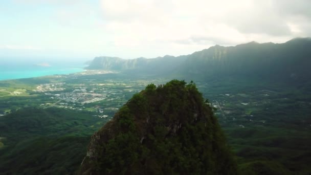 ハワイ州オアフ島のオロマ山 Aiki の上にハイカーを強調する素晴らしいドローンショット — ストック動画