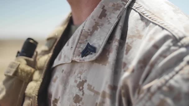 Slow Motion Marine Américain Positionné Dans Désert Met Son Gilet — Video