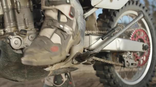 スローモーション ホンダダートバイクのライダーは最初のギアにシフトし 砂漠へのレースとして 汚れや砂を蹴り すぐに離陸します — ストック動画