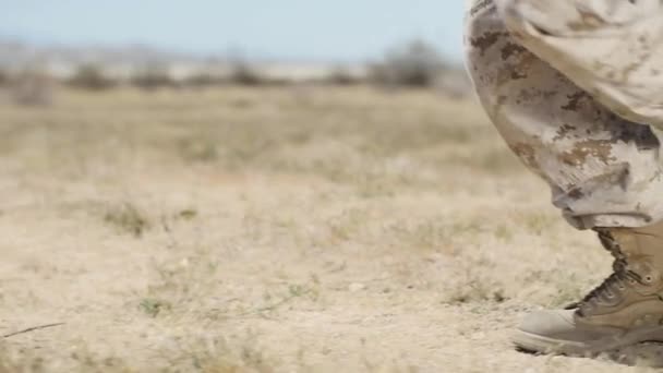 スローモーション 砂漠のブラシと砂の中を走る米海兵隊のブーツの閉鎖 — ストック動画