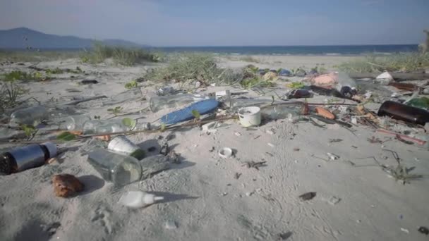 白沙滩上塑料废物和废渣的原始照片 环境污染问题 用4K胶卷 — 图库视频影像