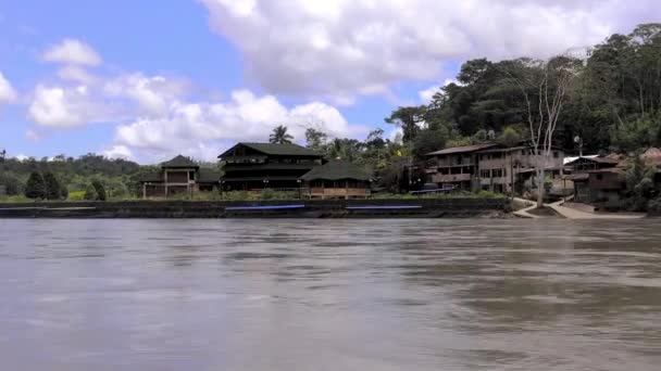 亚马逊河上的风景游轮 俯瞰南美洲秘鲁的一个小村庄 — 图库视频影像