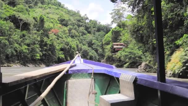 Crucero Por Río Amazonas Con Vistas Una Pequeña Casa Bosque — Vídeo de stock