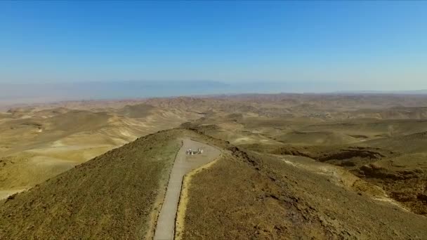 黄沙中沙丘上的观光点 — 图库视频影像