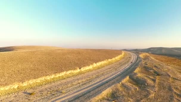 Человек Ходит Один Скалистой Желтой Пустыне — стоковое видео
