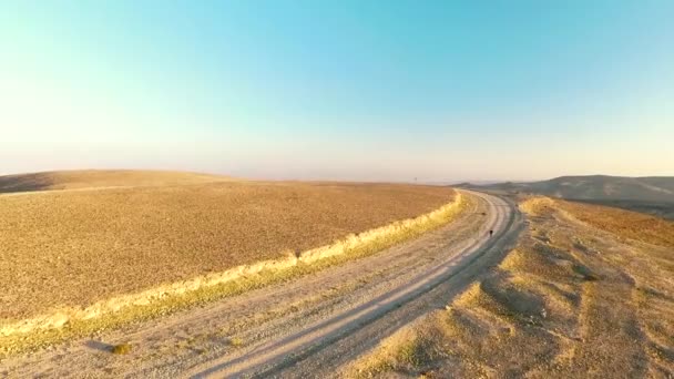 Muž Kráčí Sám Skalnaté Žluté Poušti — Stock video