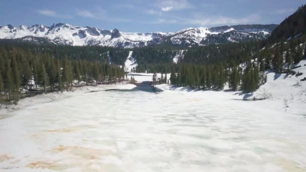 Amplia Toma Aérea Lago Congelado Ubicado Base Picos Nevados — Vídeos de Stock