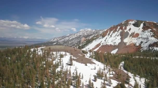 Aerial Panorama Snow Capped Peaks Vast Green Forest Frozen Lake — Stock Video