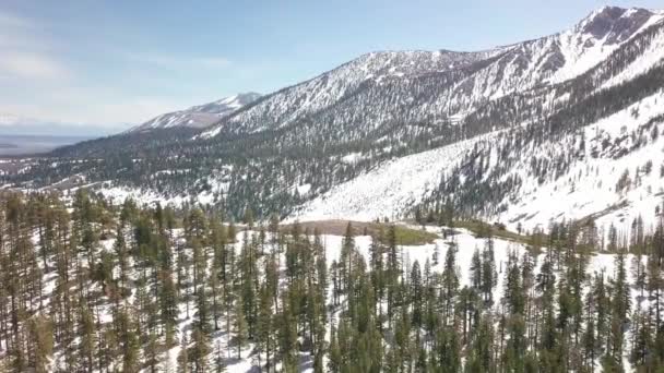 Vuelo Aéreo Lento Sobre Una Cresta Nevada Para Revelar Vasto — Vídeos de Stock