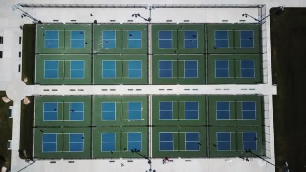 无人机射击显示16个皮卡球场在当地的一个公园 人们在下面的大多数法庭上都可以看到他们在玩游戏 — 图库视频影像
