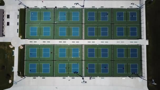 Een Stijgende Drone Schot Direct Boven Pickle Ball Courts Een — Stockvideo