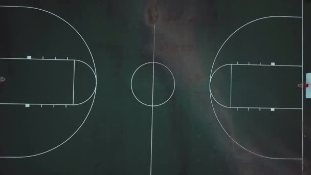 Egy Emelkedő Drónlövés Közvetlenül Egy Üres Zöld Kosárlabda Pálya Felett — Stock videók