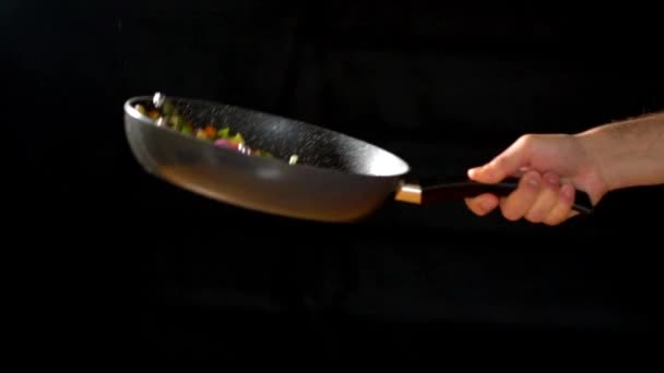 Slowmotion Chef Segurando Wok Enquanto Joga Legumes Uma Iluminação Estúdio — Vídeo de Stock