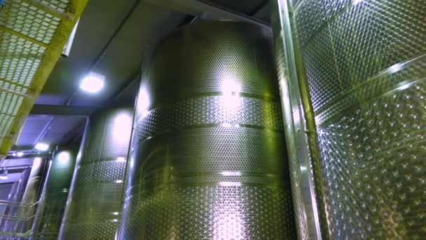 Δεξαμενές Κρασιού Από Ανοξείδωτο Χάλυβα Για Την Ωρίμανση Του Κρασιού — Αρχείο Βίντεο