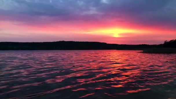 Hermoso Handheld Wide Shot Aspen Lake Lerum Suecia Tarde Con — Vídeos de Stock