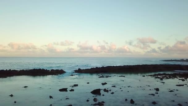 Cinematic Drone Shot Voando Para Trás Sobre Oceano Muito Perto — Vídeo de Stock