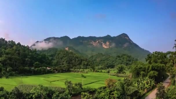 Time Lapse Magnifiche Formazioni Nuvole Che Circondano Splendide Montagne Del — Video Stock