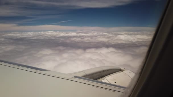 Subiektywny Widok Pasażera Samolocie Lecącym Nad Grubą Warstwą Białych Chmur — Wideo stockowe