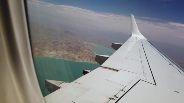 Widok Tyłu Skrzydła Samolotu Przelatującego Nad Dużym Jeziorem Turkusową Wodą — Wideo stockowe