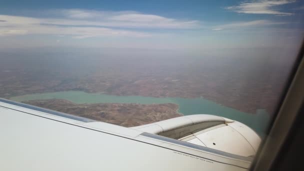 Subiektywny Widok Pasażera Samolocie Lecącym Nad Dużym Jeziorem Turkusową Wodą — Wideo stockowe