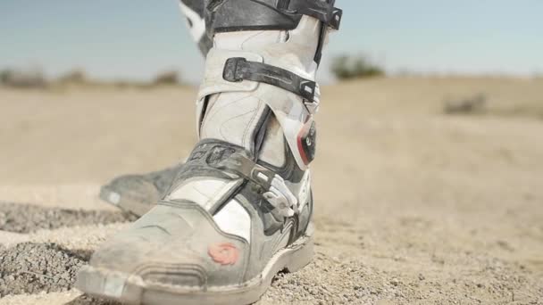 Movimiento Lento Motociclista Sucio Ata Hebilla Bota Izquierda — Vídeos de Stock