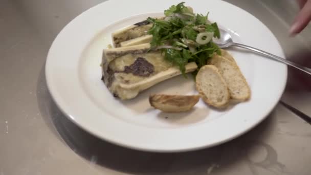 Kostní Dřeň Petrželovým Salátem Nanáší Toast Lžící Ochutnávku Jídelního Lístku — Stock video