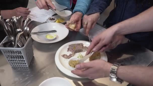 Restaurantmitarbeiter Reichen Sich Während Einer Verkostung Die Hände Und Verteilen — Stockvideo