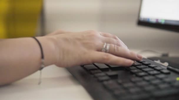 Een Jonge Aantrekkelijke Vrouw Typt Een Toetsenbord Haar Kamer Close — Stockvideo