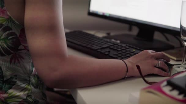 Una Giovane Donna Attraente Sta Scrivendo Una Tastiera Nella Sua — Video Stock