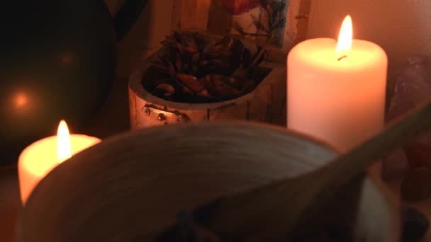 Расслабляющий Фоновый Снимок Травяного Чайного Магазина Свечами Мерцающим Пламенем Травами — стоковое видео